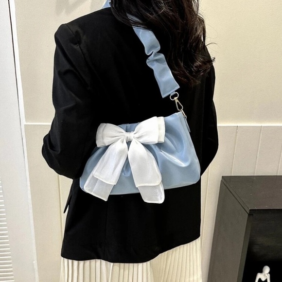Light blue faux leather shoulder bag / crossbody with large bow detail | NWT - Picture 4 of 6